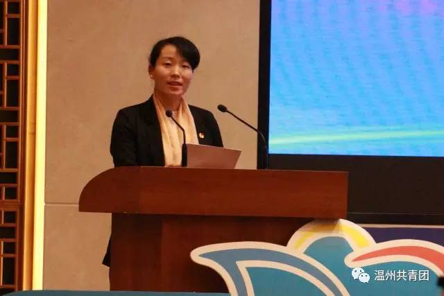 美背半露性感撩人,你是不是也想露一露:太阳成集团tyc(图3) 太阳成集团tyc